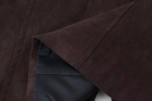 Vue détaillée de la veste en daim marron foncé avec coutures précises et doublure lisse