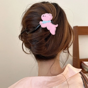 Pince à cheveux mignonne en forme de chien rose avec écharpe bleue sur cheveux bruns