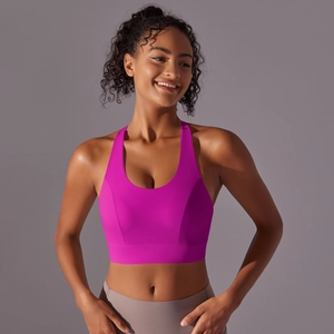 Détail de la brassière de sport rose vif avec large bande et design dos nageur de soutien