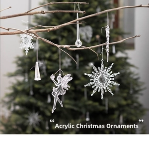 Decorazioni natalizie in acrilico con fiocchi di neve e ghiaccioli trasparenti su un ramo