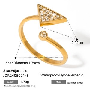 Detaillierte Makroansicht des verstellbaren Edelstahlrings mit Dreieck-Zirkonia-Inlay
