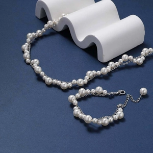Set collana e bracciale a doppio strato con perle d'acqua dolce e catena metallica argento