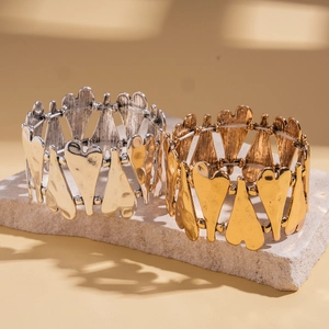 Bracelet élastique à cœurs en or et argent sur base en pierre avec ombres portées