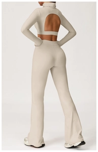 Détail de l'ensemble de yoga beige avec manches longues et découpe circulaire au dos