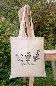 Crème canvas draagtas met No Rain No Flowers bloemenprint die buiten hangt