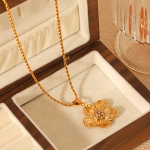 Flower Pendant Necklace Stainless Steel Rhinestone Vintage Twist Chain Elegant Jewelry For Women