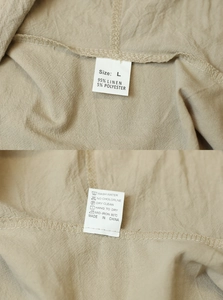 Étiquettes de vêtements montrant la taille L, 95 % lin et les conseils d'entretien