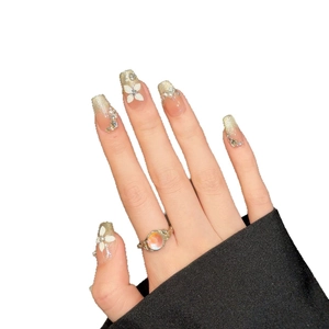 Faux ongles œil de chat avec fleurs 3D, perles et bague en pierre de lune
