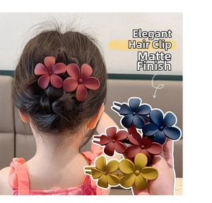 Gros plan de pinces à cheveux fleurs en résine mate en bleu marine, rouge et jaune