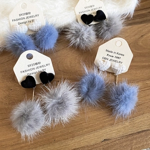 Eleganti orecchini a cuore con pompon di peluche e perni in argento S925 da donna