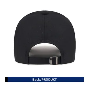 Dettaglio del retro del cappellino nero in cotone con fibbia in metallo regolabile