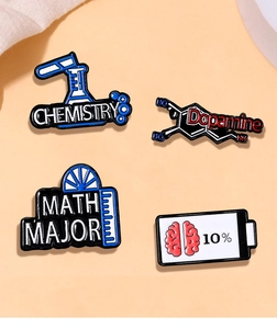 Nahaufnahme von Chemie- und Mathematik-Emaille-Pins auf einem minimalistischen Hintergrund