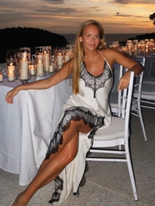 Robe longue en satin blanc avec dentelle noire et fente latérale au coucher du soleil