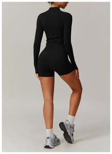 Vue arrière de l'ensemble de yoga noir avec haut zippé manches longues et short taille haute