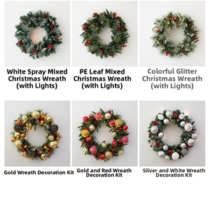 Detailweergave van diverse 45cm verlichte kerstkransen en decoratiesets met LED-verlichting