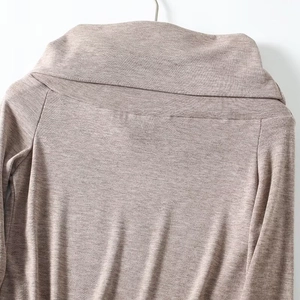 Detail des eleganten beigen Strickoberteils mit Off-Shoulder-Ausschnitt und Rippenstruktur