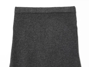 Détail de la texture en maille anthracite sur une jupe à taille haute avec fibres
