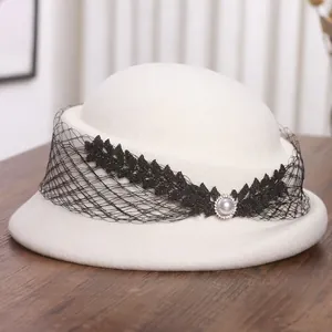 Béret élégant en laine blanche avec voile en résille noire et broderie perlée pour femme