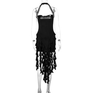 Detail eines sexy schwarzen Neckholder-Kleids mit asymmetrischem Rüschensaum und Rippstrick