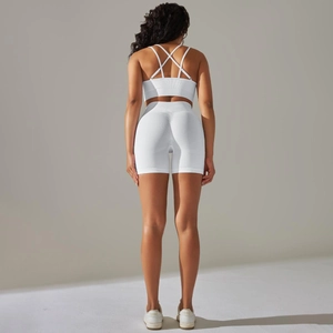 Detailansicht des weißen Ripp-Yoga-Sets mit Cross-Back Sport-BH und High-Waist Shorts