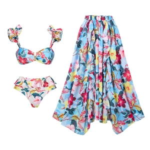 Détails d'un ensemble bikini fleuri avec paréo assorti, volants et imprimé floral tropical