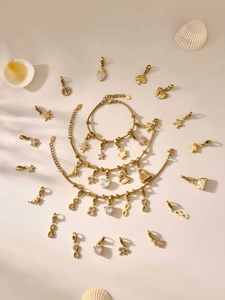 Detailliertes Set aus goldenen Edelstahl-DIY-Armbändern mit Herz- und Sternanhängern