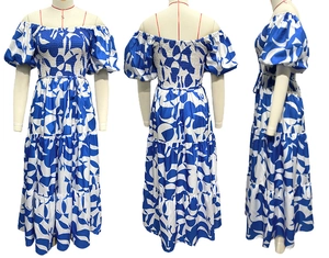 Vues détaillées de la robe longue fleurie bleue et blanche à épaules dénudées et manches