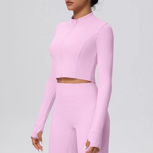 Detail der rosa Yoga-Jacke mit Daumenloch-Design und elastischer, gebürsteter Stoffstruktur