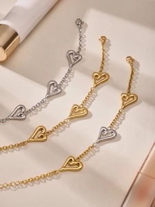 Vista dettagliata di bracciali a cuore lucidi in argento, oro e finiture bicolore