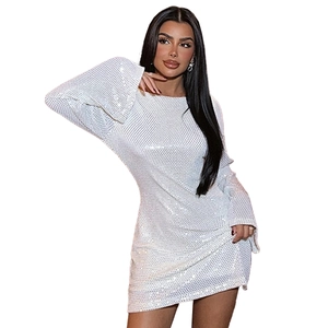 Robe courte blanche à paillettes coupe ajustée avec manches longues et dos nu