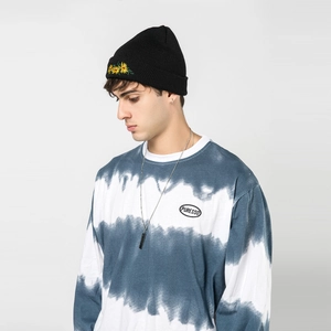 Felpa tie-dye blu alla moda con logo e berretto in maglia con ricamo a margherita
