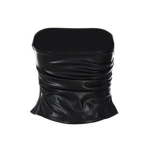 Vue détaillée du haut bustier plissé en cuir PU noir montrant la texture et le matériau