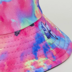 Chapeau bob tie-dye coloré avec motifs papillons en teintes vives rose bleu jaune