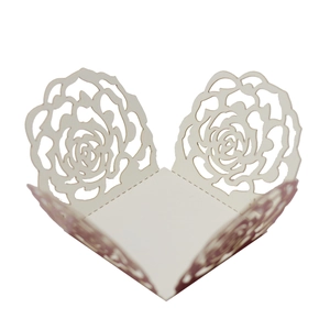 Détail macro d'une boîte cadeau blanche découpée au laser avec dentelle de pétales de rose