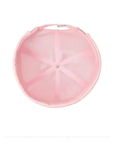 Vue détaillée de l'intérieur du bonnet en maille rose avec tissu respirant et couture