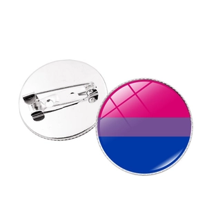Vue détaillée de la broche drapeau bisexuel montrant le dôme en résine et l'épingle