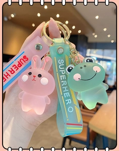 Détail des porte-clés lapin rose et grenouille verte en résine mate délicate