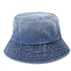 Détail d'un chapeau bob en jean bleu clair avec logo doré et bord à coutures renforcées