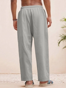Vista posteriore dettagliata dei pantaloni in lino grigio da uomo con trama traspirante