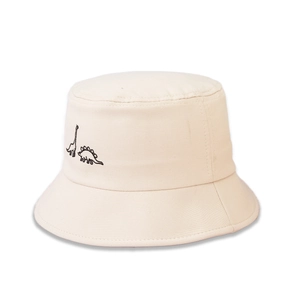 Détail de la broderie dinosaure mignonne sur un chapeau bob en coton pour enfant