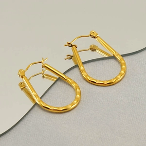 Boucles d'oreilles U vintage françaises dorées avec texture martelée et fermoir charnière