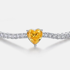 Elegante bracciale in argento S925 con diamante giallo a cuore e pavé di pietre laterali