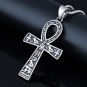 Gros plan du pendentif Ankh en argent vintage avec hiéroglyphes égyptiens sur une chaîne