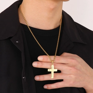 Détail d'un pendentif croix double couche doré pour homme avec chaîne en maille torsadée