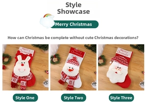Détail de trois chaussettes de Noël tricotées avec motifs Père Noël, bonhomme de neige et renne