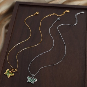 Collier pendentif papillon à la mode plaqué or et argent avec incrustation d'émail vert