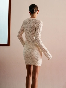 Ensemble en tricot crochet deux pièces avec haut à manches longues et minijupe beige