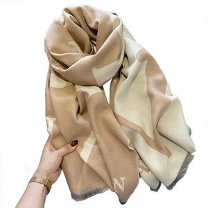 Écharpe bicolore beige et marron à motif de lettres avec de douces franges fines