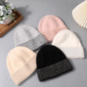 Berretti invernali da donna in angora con strass in cinque tenui colori assortiti