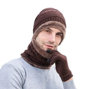 Ensemble d'hiver avec bonnet en maille, écharpe tour de cou et gants tactiles en marron foncé